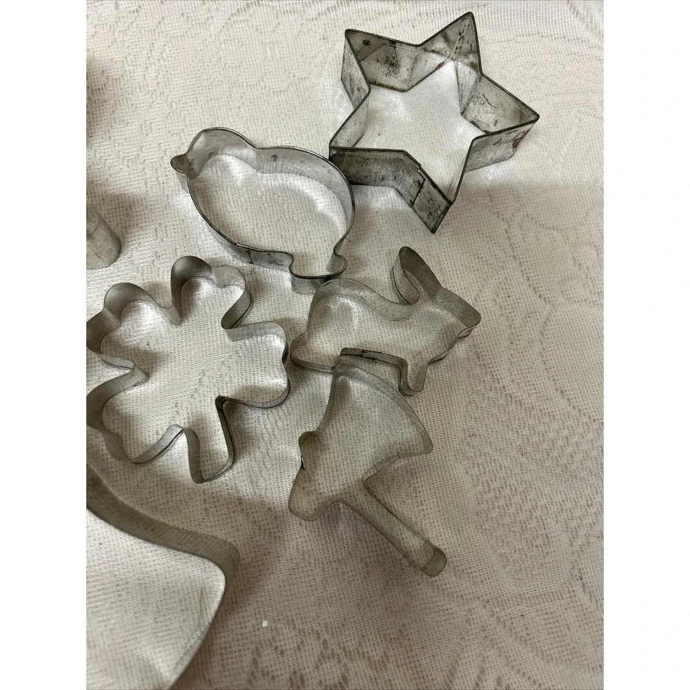 Lot of 13 Vintage Tin Cookie Cutters, Christmas Easter Everyday Ginger Bread‎